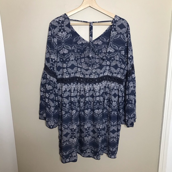 PATRONS OF PEACE Bell sleeved Tunic Peace Cutout - Picture 4 of 8